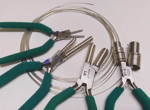 Judy Larson's Making Chain with Wubbers and Wire - , Contemporary Wire Jewelry, Making Chain, Chain Making , Butane Torch, Soldering, Solder, I made the coils shown on the round mandrel pliers